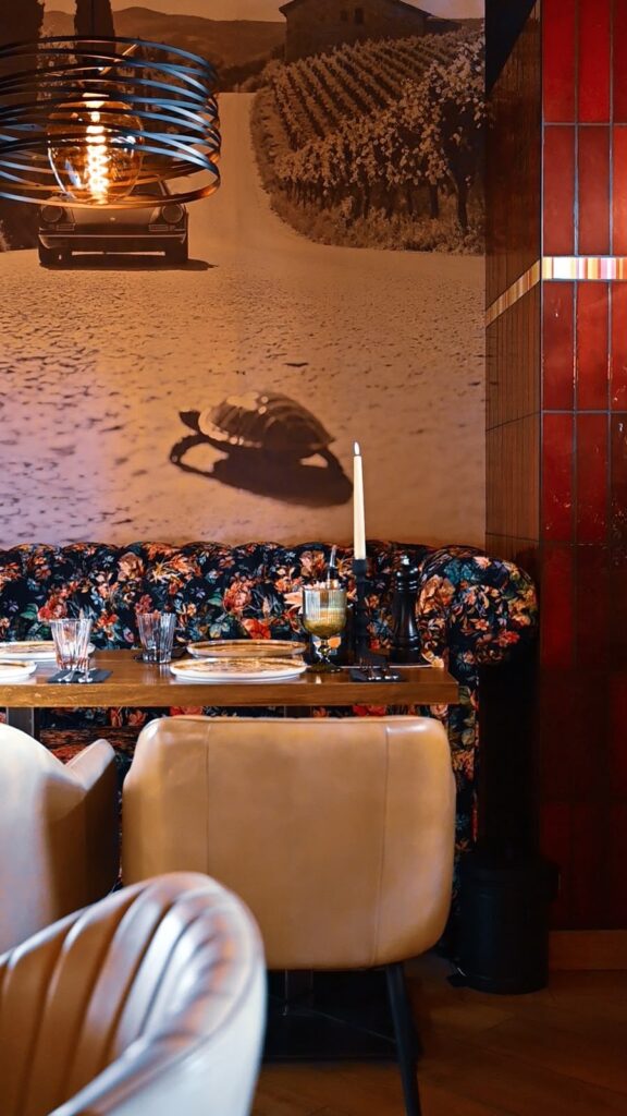 Loża ze świecą w restauracji 911