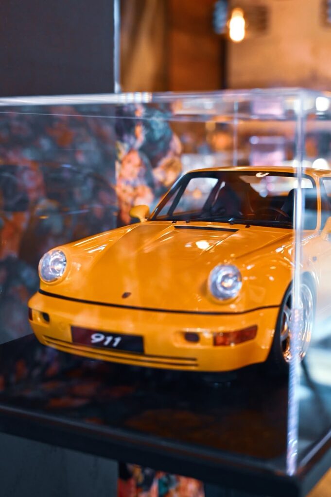 Model Porsche 911 w szklanej gablocie
