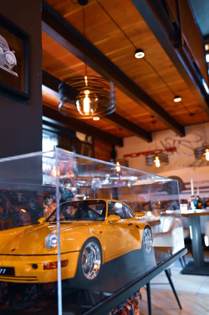 Model Porsche 911 w sali restauracyjnej