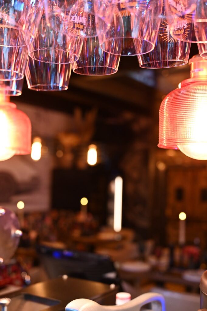 Sala restauracyjna z kieliszkami i lampami