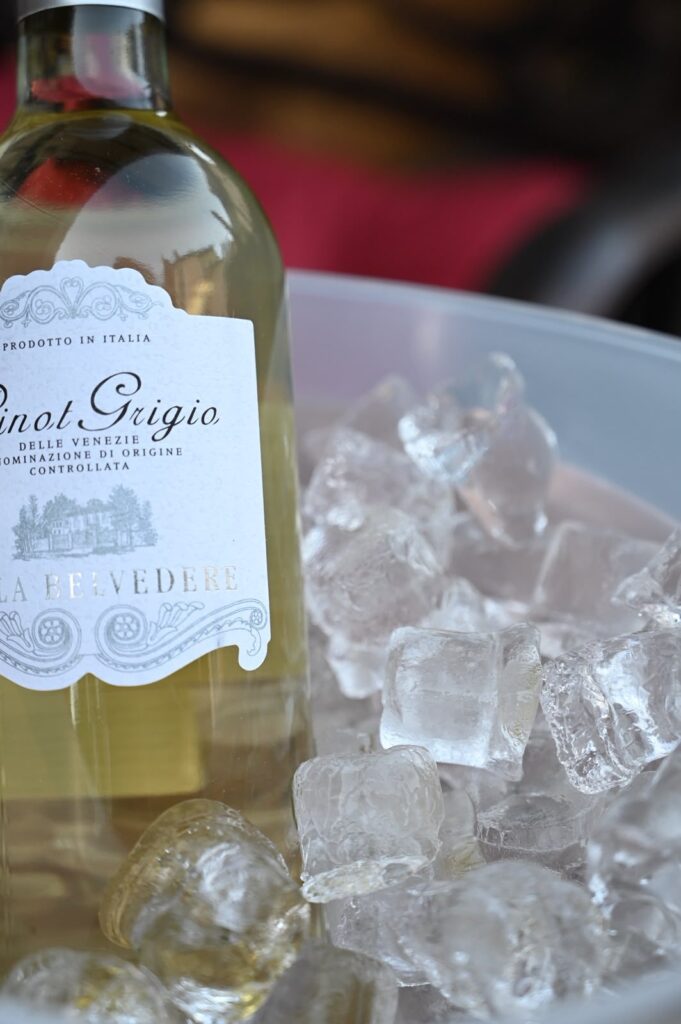 Butelka Pinot Grigio w kubełku z lodem