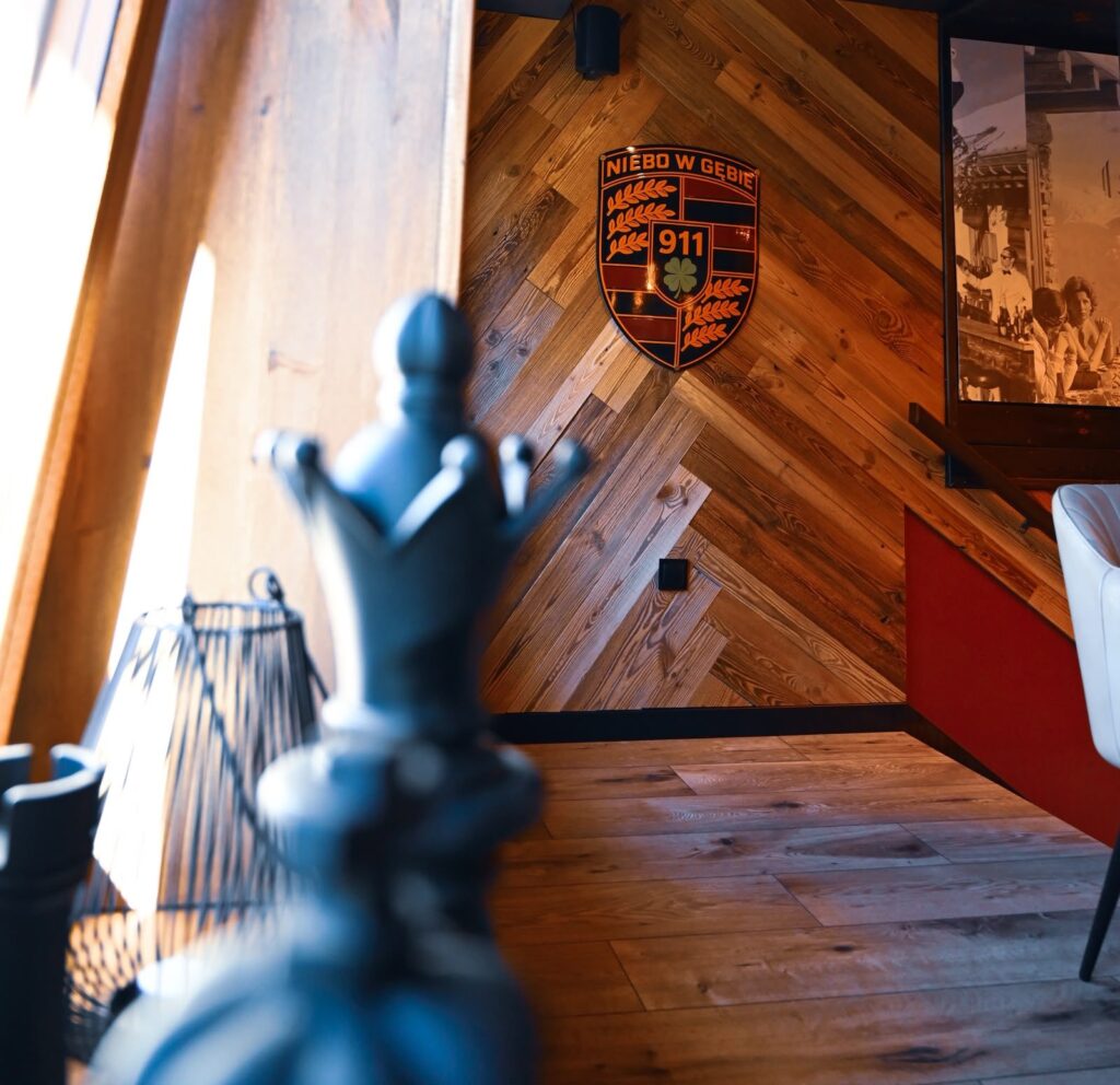 Wnętrze restauracji z herbem 911 i rzeźbą
